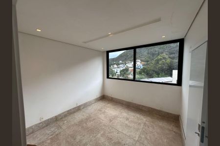 Casa de condomínio à venda com 700m², 4 quartos e 8 vagas Casa de condomínio à venda com 700m², 4 quartos e 8 vagasQuarto 4