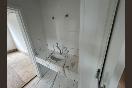 Casa de condomínio à venda com 700m², 4 quartos e 8 vagas Casa de condomínio à venda com 700m², 4 quartos e 8 vagasBanheiro 3