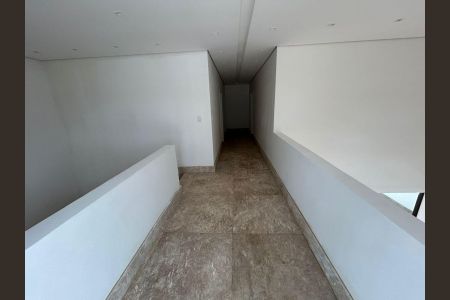 Casa de condomínio à venda com 700m², 4 quartos e 8 vagas Casa de condomínio à venda com 700m², 4 quartos e 8 vagasCorredor