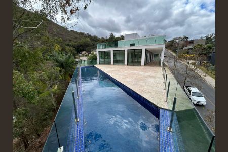 Casa de condomínio à venda com 700m², 4 quartos e 8 vagas Casa de condomínio à venda com 700m², 4 quartos e 8 vagasÁrea Externa