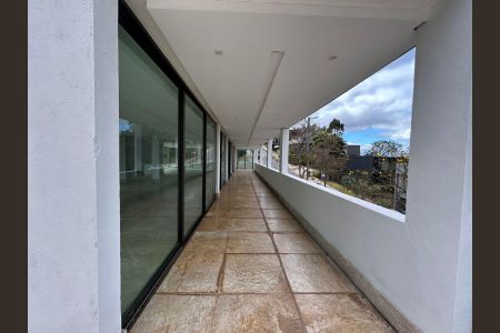 Casa de condomínio à venda com 700m², 4 quartos e 8 vagas Casa de condomínio à venda com 700m², 4 quartos e 8 vagasÁrea Externa