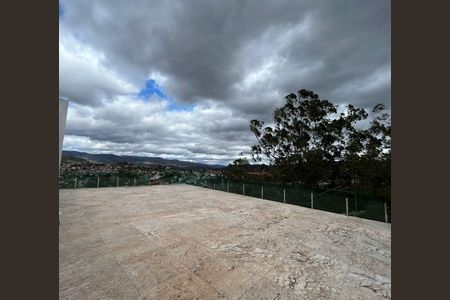 Casa de condomínio à venda com 700m², 4 quartos e 8 vagas Casa de condomínio à venda com 700m², 4 quartos e 8 vagasÁrea Externa