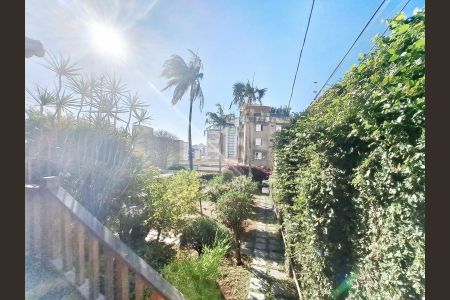 Casa à venda com 220m², 4 quartos e 4 vagas Casa à venda com 220m², 4 quartos e 4 vagasVista