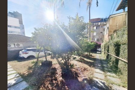 Casa à venda com 220m², 4 quartos e 4 vagas Casa à venda com 220m², 4 quartos e 4 vagasQuintal