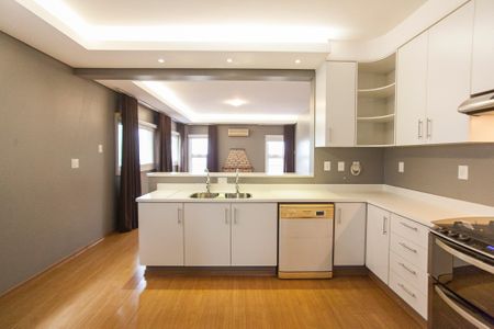 Casa de condomínio para alugar com 316m², 4 quartos e 4 vagas Casa de condomínio para alugar com 316m², 4 quartos e 4 vagasCozinha