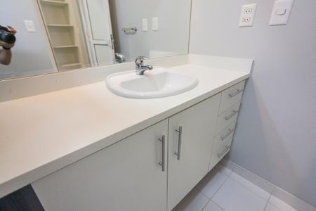 Casa de condomínio para alugar com 316m², 4 quartos e 4 vagas Casa de condomínio para alugar com 316m², 4 quartos e 4 vagasBanheiro da Suite 4