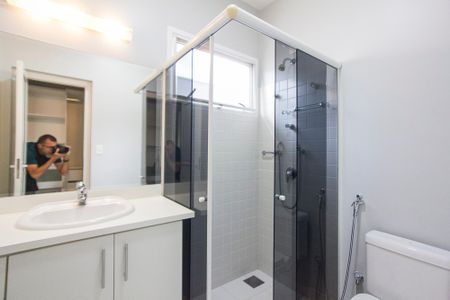 Casa de condomínio para alugar com 316m², 4 quartos e 4 vagas Casa de condomínio para alugar com 316m², 4 quartos e 4 vagasBanheiro da Suite 3