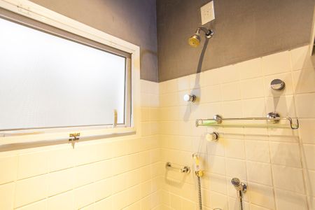 Casa de condomínio para alugar com 316m², 4 quartos e 4 vagas Casa de condomínio para alugar com 316m², 4 quartos e 4 vagasBanheiro de Serviço