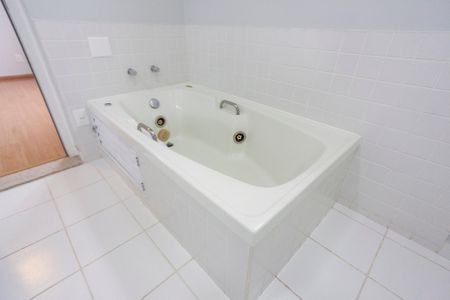 Casa de condomínio para alugar com 316m², 4 quartos e 4 vagas Casa de condomínio para alugar com 316m², 4 quartos e 4 vagasBanheiro da Suite 1