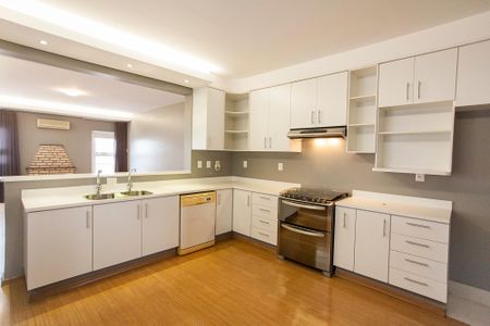 Casa de condomínio para alugar com 316m², 4 quartos e 4 vagas Casa de condomínio para alugar com 316m², 4 quartos e 4 vagasCozinha