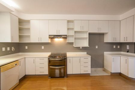 Casa de condomínio para alugar com 316m², 4 quartos e 4 vagas Casa de condomínio para alugar com 316m², 4 quartos e 4 vagasCozinha