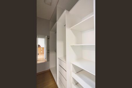 Casa de condomínio para alugar com 316m², 4 quartos e 4 vagas Casa de condomínio para alugar com 316m², 4 quartos e 4 vagasCloset da Suite 3