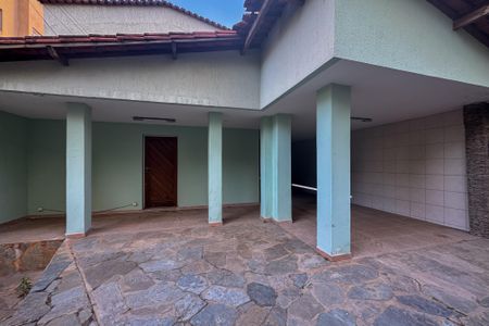 Casa à venda com 235m², 4 quartos e 3 vagas Casa à venda com 235m², 4 quartos e 3 vagasGaragem