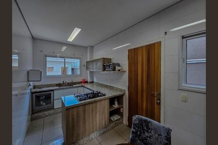 Casa à venda com 330m², 4 quartos e 5 vagas Casa à venda com 330m², 4 quartos e 5 vagasCozinha