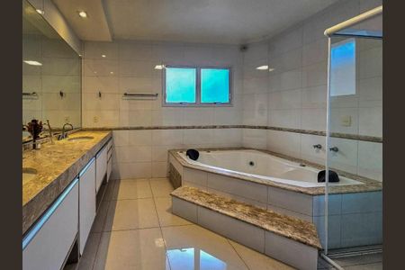 Casa à venda com 330m², 4 quartos e 5 vagas Casa à venda com 330m², 4 quartos e 5 vagasBanheiro da Suíte 3