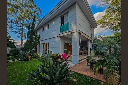 Casa à venda com 330m², 4 quartos e 5 vagas Casa à venda com 330m², 4 quartos e 5 vagasFachada