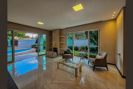 Casa à venda com 330m², 4 quartos e 5 vagas Casa à venda com 330m², 4 quartos e 5 vagasSala