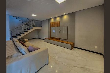 Casa à venda com 330m², 4 quartos e 5 vagas Casa à venda com 330m², 4 quartos e 5 vagasSala