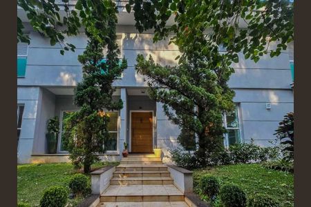 Casa à venda com 330m², 4 quartos e 5 vagas Casa à venda com 330m², 4 quartos e 5 vagasFachada