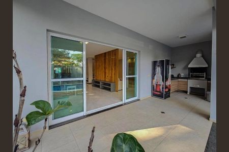 Casa à venda com 330m², 4 quartos e 5 vagas Casa à venda com 330m², 4 quartos e 5 vagasÁrea comum