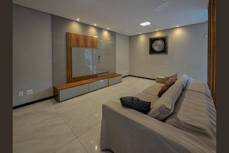 Casa à venda com 330m², 4 quartos e 5 vagas Casa à venda com 330m², 4 quartos e 5 vagasSala