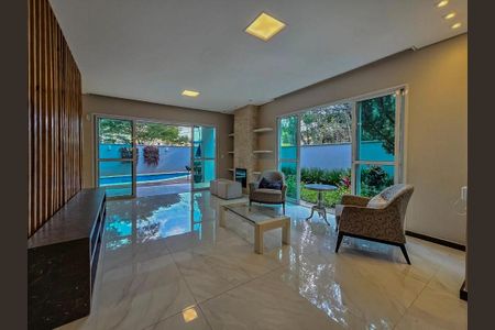 Casa à venda com 330m², 4 quartos e 5 vagas Casa à venda com 330m², 4 quartos e 5 vagasSala