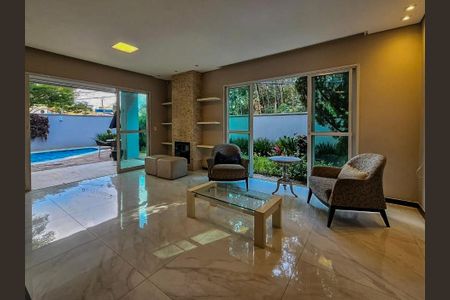 Casa à venda com 330m², 4 quartos e 5 vagas Casa à venda com 330m², 4 quartos e 5 vagasSala