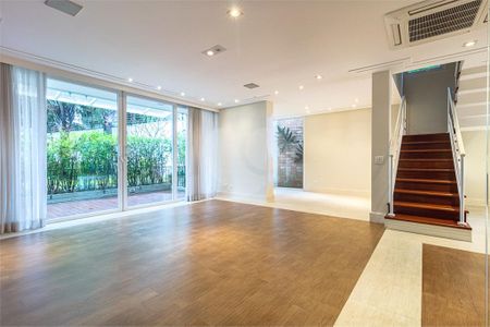 Casa à venda com 471m², 4 quartos e 6 vagas