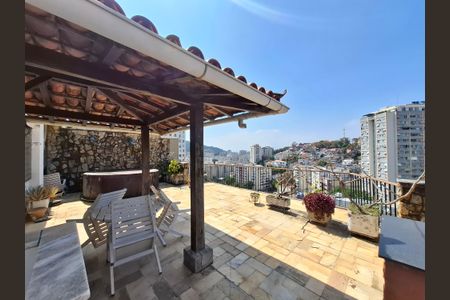 Apartamento à venda com 191m², 3 quartos e 2 vagas Apartamento à venda com 191m², 3 quartos e 2 vagasCobertura