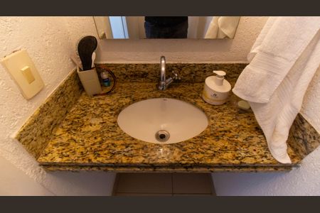 Casa de condomínio à venda com 136m², 4 quartos e 3 vagas Casa de condomínio à venda com 136m², 4 quartos e 3 vagasLavabo