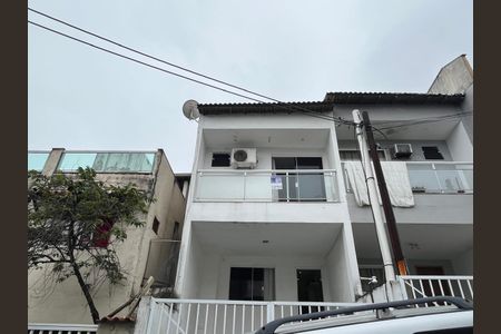 Casa de condomínio à venda com 90m², 3 quartos e 1 vaga Casa de condomínio à venda com 90m², 3 quartos e 1 vagaFachada