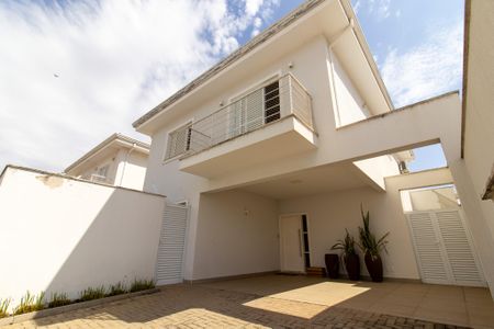 Casa de condomínio à venda com 194m², 3 quartos e 2 vagas Casa de condomínio à venda com 194m², 3 quartos e 2 vagasFachada