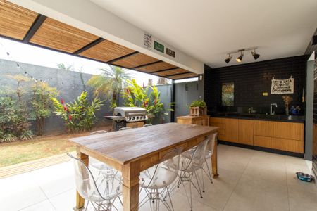 Casa de condomínio à venda com 194m², 3 quartos e 2 vagas Casa de condomínio à venda com 194m², 3 quartos e 2 vagasÁrea externa