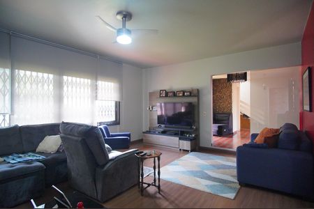 Casa à venda com 312m², 4 quartos e 2 vagasSala