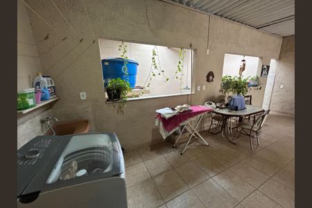 Casa à venda com 70m², 4 quartos e 1 vagaÁrea de Serviço