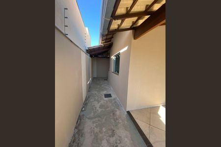 Casa à venda com 90m², 3 quartos e 2 vagasCorredor