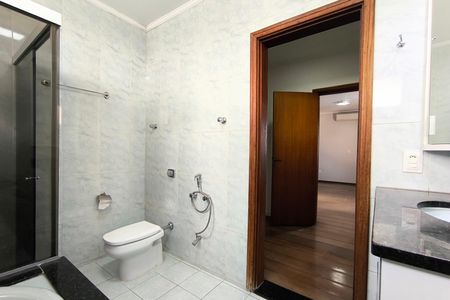 Casa de condomínio à venda com 357m², 4 quartos e 2 vagas Casa de condomínio à venda com 357m², 4 quartos e 2 vagasBanheiro da Suíte