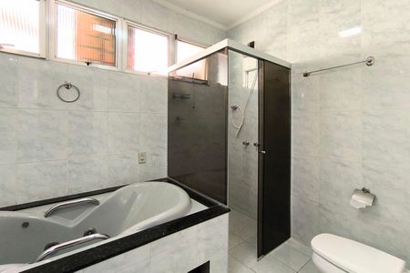 Casa de condomínio à venda com 357m², 4 quartos e 2 vagas Casa de condomínio à venda com 357m², 4 quartos e 2 vagasBanheiro da Suíte