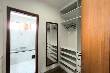Casa de condomínio à venda com 357m², 4 quartos e 2 vagas Casa de condomínio à venda com 357m², 4 quartos e 2 vagasSuíte