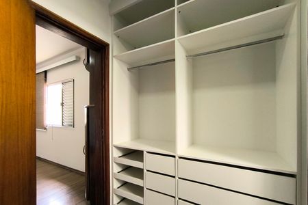 Casa de condomínio à venda com 357m², 4 quartos e 2 vagas Casa de condomínio à venda com 357m², 4 quartos e 2 vagasSuíte