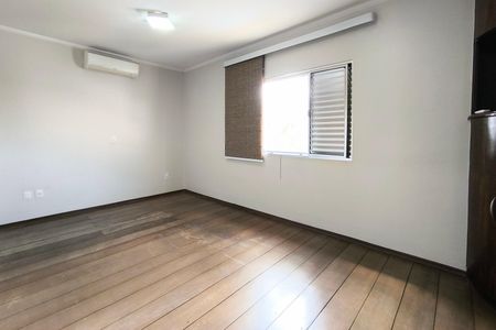 Casa de condomínio à venda com 357m², 4 quartos e 2 vagas Casa de condomínio à venda com 357m², 4 quartos e 2 vagasSuíte