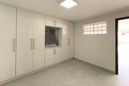 Casa de condomínio à venda com 357m², 4 quartos e 2 vagas Casa de condomínio à venda com 357m², 4 quartos e 2 vagasQuarto de Serviço