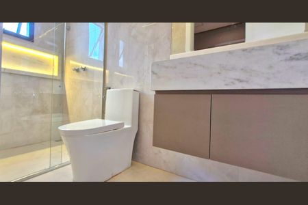 Casa de condomínio à venda com 525m², 4 quartos e 3 vagas Casa de condomínio à venda com 525m², 4 quartos e 3 vagasBanheiro da Suíte 3