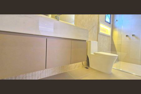 Casa de condomínio à venda com 525m², 4 quartos e 3 vagas Casa de condomínio à venda com 525m², 4 quartos e 3 vagasBanheiro da Suíte 3