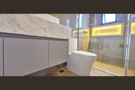 Casa de condomínio à venda com 525m², 4 quartos e 3 vagas Casa de condomínio à venda com 525m², 4 quartos e 3 vagasBanheiro da Suíte 4