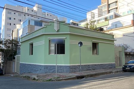 Casa para alugar com 148m², 2 quartos e 2 vagas Casa para alugar com 148m², 2 quartos e 2 vagasFachada