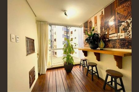 Apartamento à venda com 77m², 2 quartos e 1 vaga Apartamento à venda com 77m², 2 quartos e 1 vagaVaranda