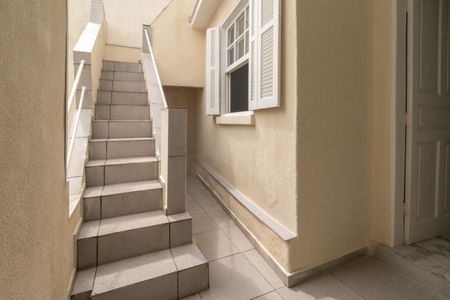 Casa para alugar com 70m², 4 quartos e 1 vaga Casa para alugar com 70m², 4 quartos e 1 vagaEscada de acesso ao terraço