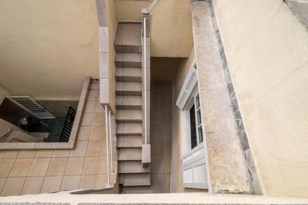 Casa para alugar com 70m², 4 quartos e 1 vaga Casa para alugar com 70m², 4 quartos e 1 vagaEscada de acesso ao terraço