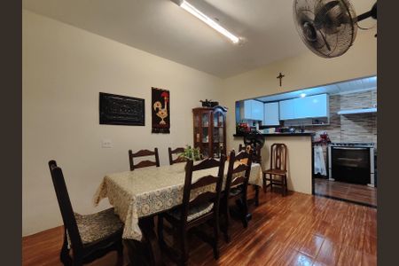 Casa à venda com 180m², 3 quartos e 2 vagasSala